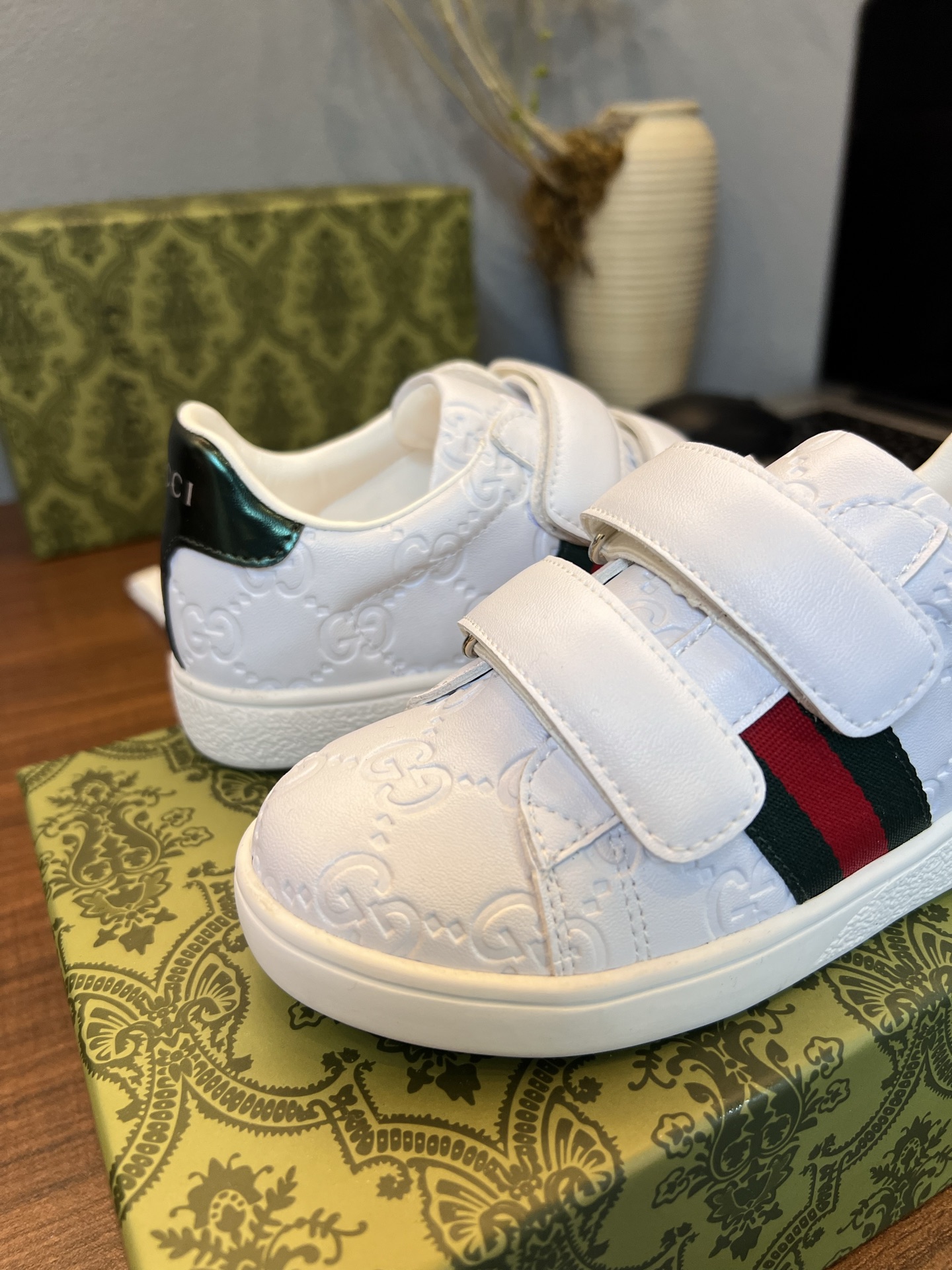 Children's shoes child